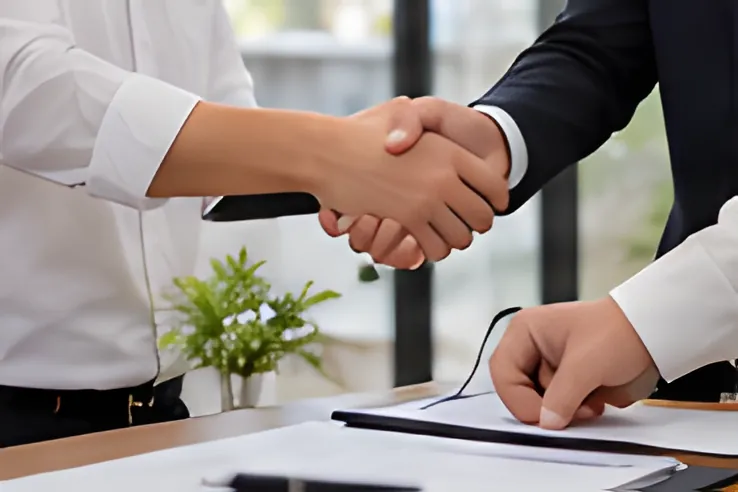 Hai bên bắt tay sau khi ký thỏa thuận dịch vụ