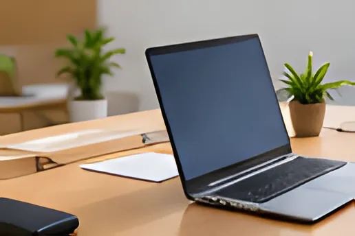Máy tính xách tay đặt trên bàn làm việc chuẩn bị cài đặt