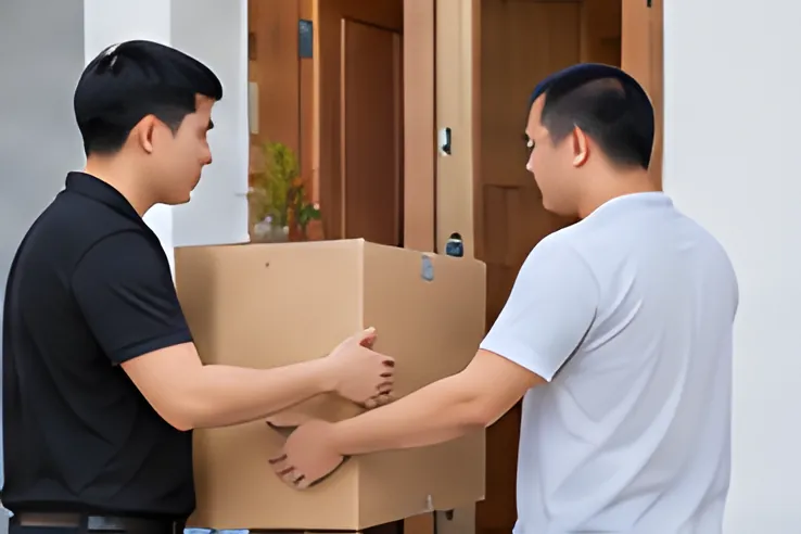 Kỹ thuật viên giao thiết bị cho khách tại cửa nhà