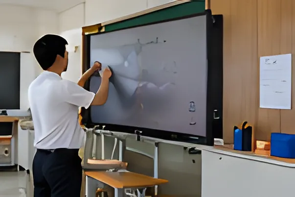 Người trình bày trên màn hình tương tác trong phòng học